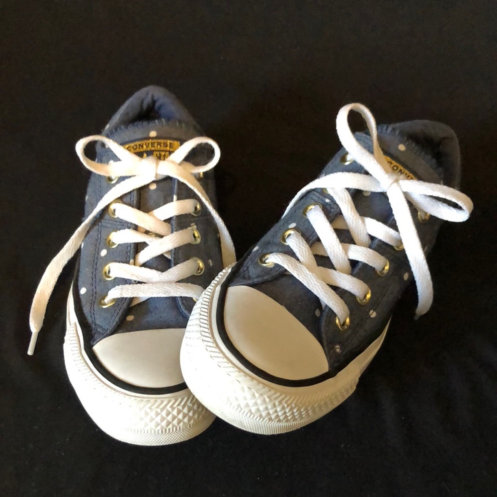 Kids Converse Blu w/ Wt Polka Dots Sz 5 All Stars. Like New Super Cute Low Tops.